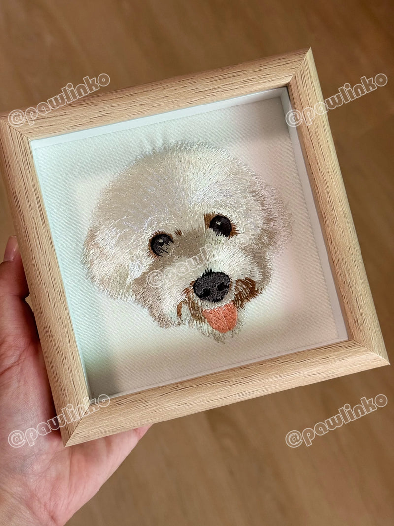 Custom Pet Embroidery Portrait in Wood Frame 情境圖