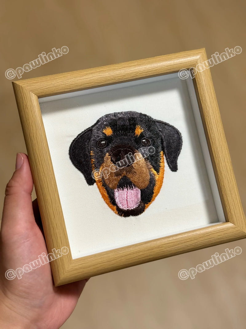 Custom Pet Embroidery Portrait in Wood Frame 情境圖