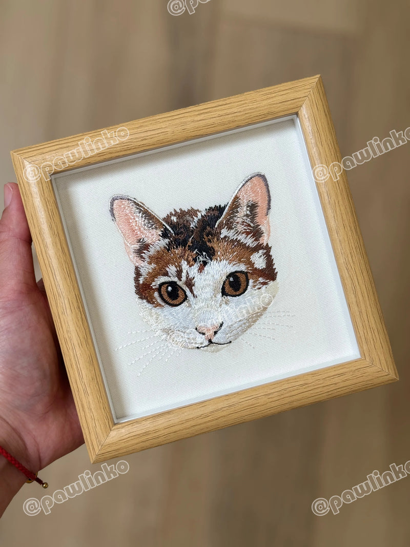Custom Pet Embroidery Portrait in Wood Frame 情境圖