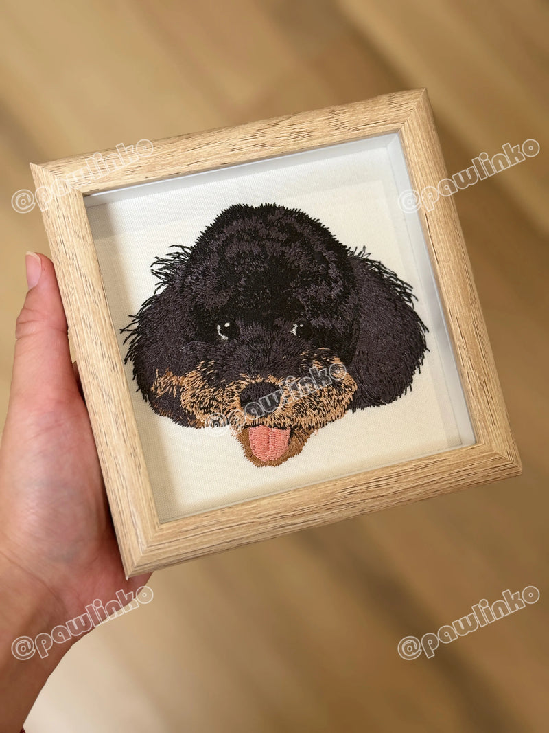 Custom Pet Embroidery Portrait in Wood Frame 情境圖