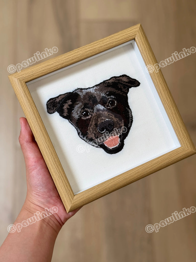 Custom Pet Embroidery Portrait in Wood Frame 情境圖