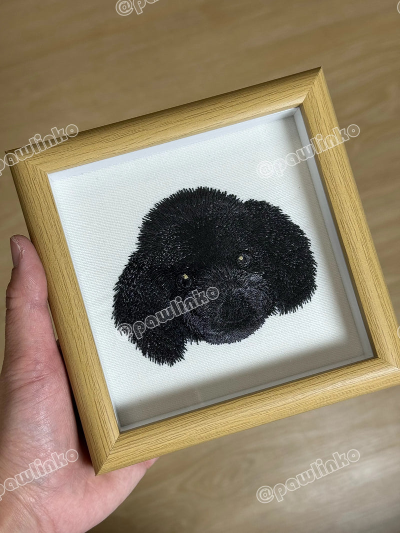 Custom Pet Embroidery Portrait in Wood Frame 情境圖
