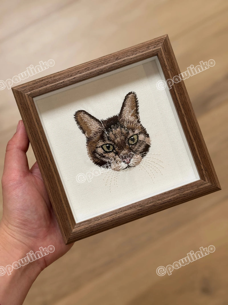 Custom Pet Embroidery Portrait in Wood Frame 情境圖
