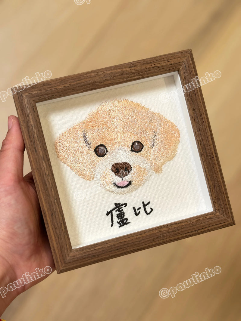 Custom Pet Embroidery Portrait in Wood Frame 情境圖