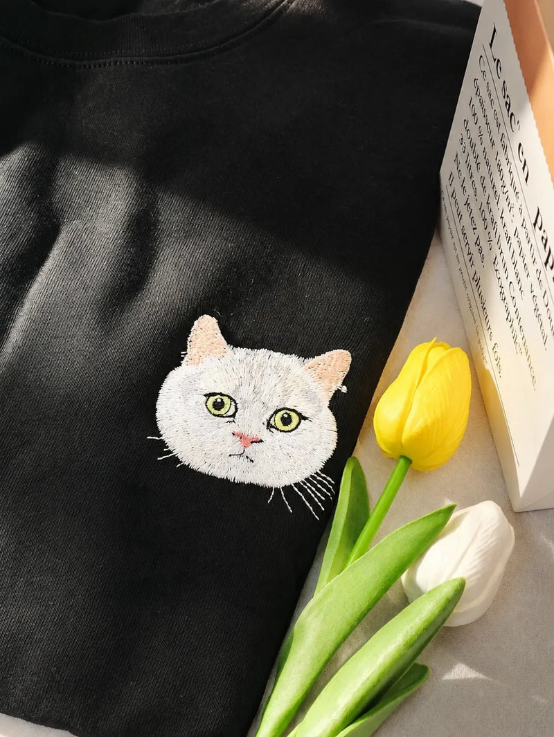 Custom Pet Portrait Embroidered T-Shirt 情境圖