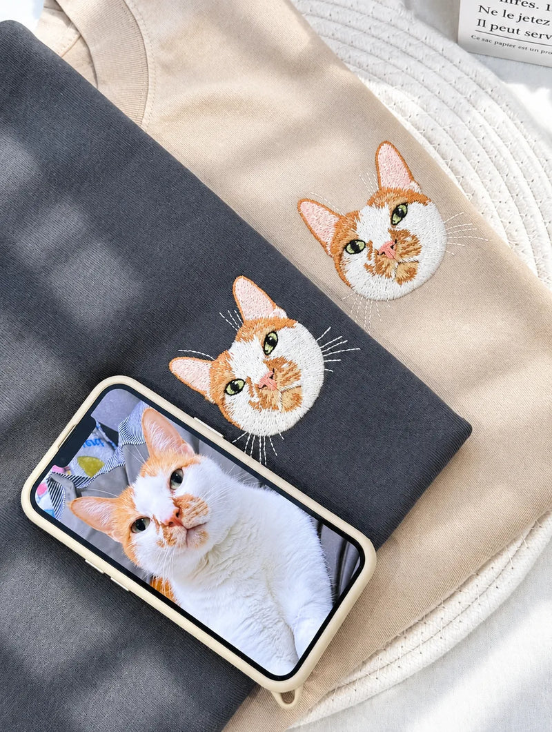 Custom Pet Portrait Embroidered T-Shirt 情境圖